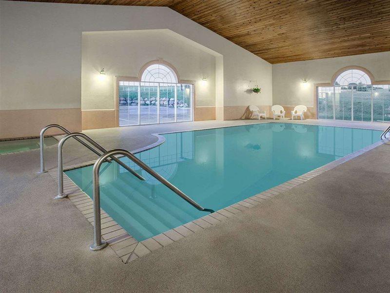 Baymont By Wyndham Waunakee Exterior photo